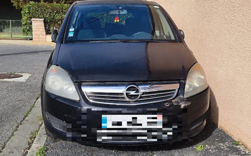 Voiture chargée sur un plateau après rachat et paiement