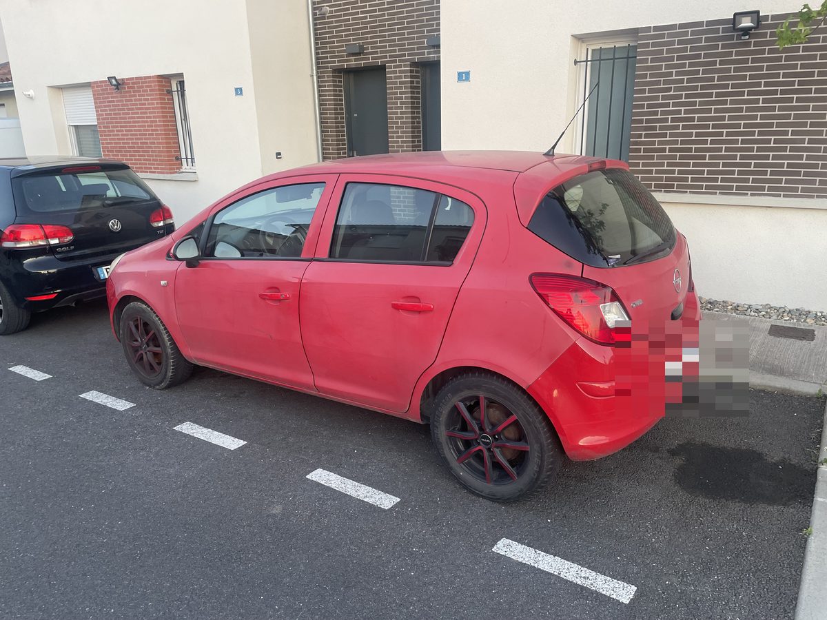 Opel Corsa rouge
